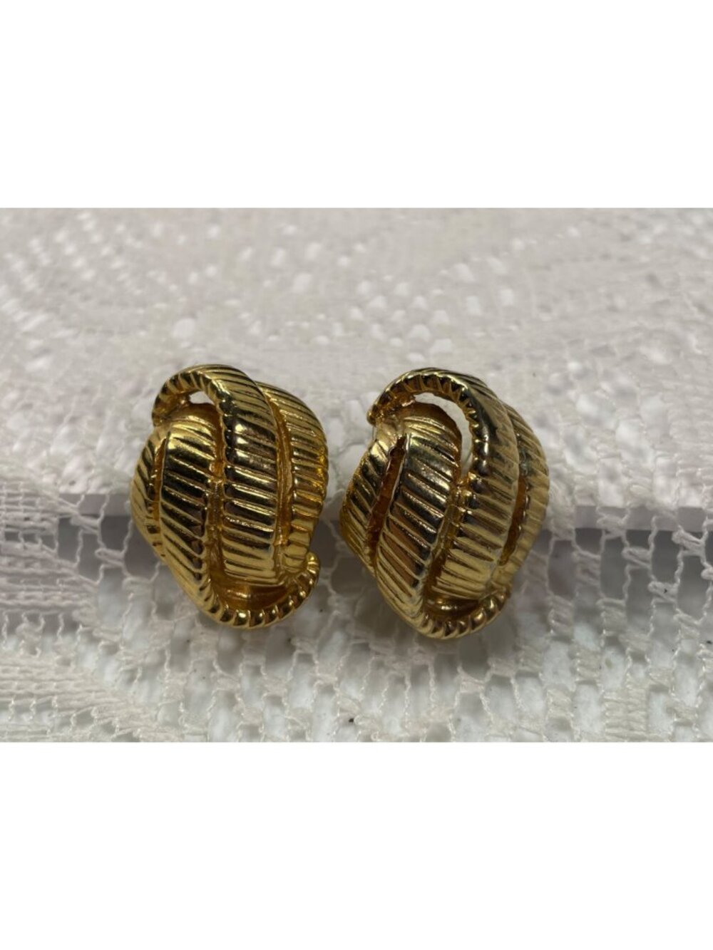 Vintage Gold Tone Ribbed Clip On Earrings Chunky Half Hoop Shrimp Textured 80s - Picture 5 of 10
